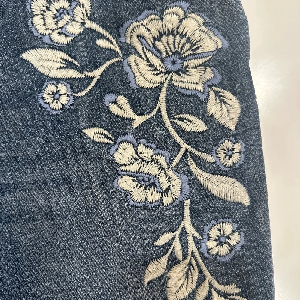 Simply Vera Vera Wang Blue Floral Embroidered Cropped Jeans - Picture 4 of 9